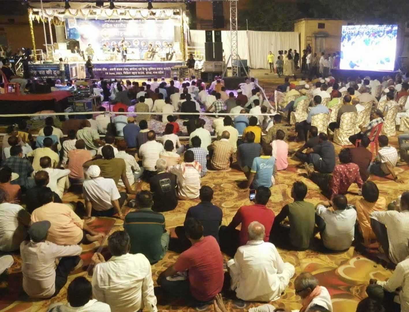 हास्य -व्यंग्यों का समागम….  कवियों ने खूब बटोरी तालियां, गजलों ने बांधे रखा समां  