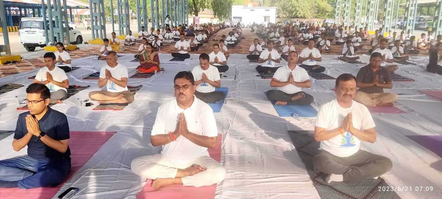 अंतर्राष्ट्रीय योग दिवस पर सामूहिक योगाभ्यास कार्यक्रम संपन्न