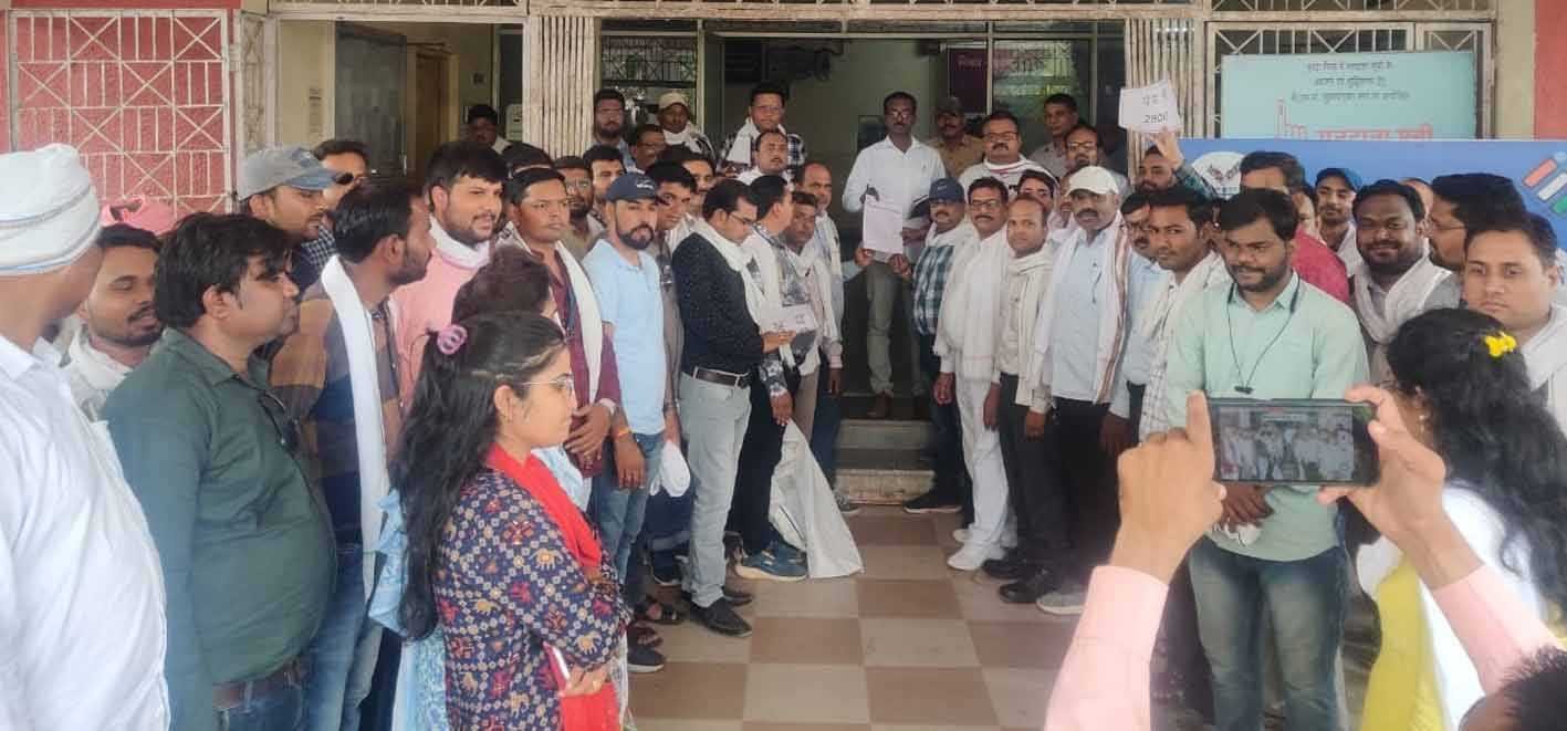 पटवारियों ने जिला मुख्यालय पर निकाली आक्रोश रैली