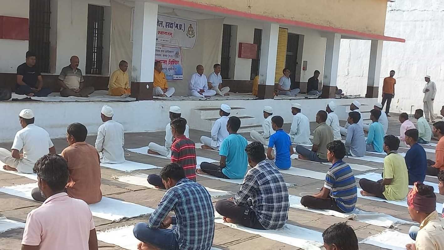 जिला जेल में बंदियों ने किया योग प्राणायाम
