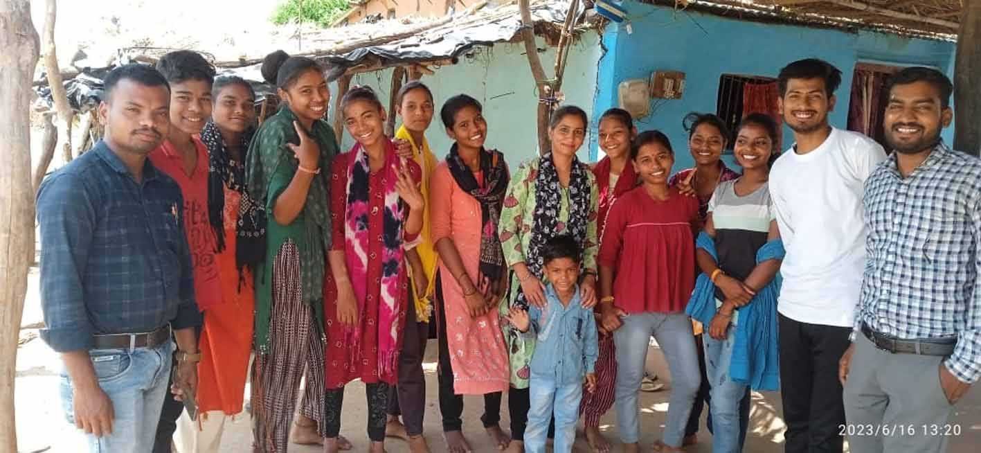 युवा कर रहे समुदाय को शिक्षा के प्रति जागरुक