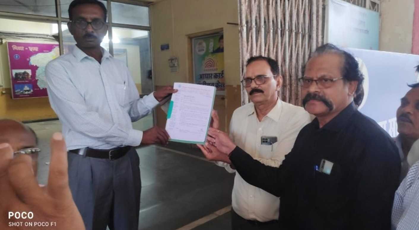 विद्युत पेंशनर्स हित रक्षक संघ…  डिप्टी कलेक्टर को 5 सूत्रीय मांगों का दिया ज्ञापन