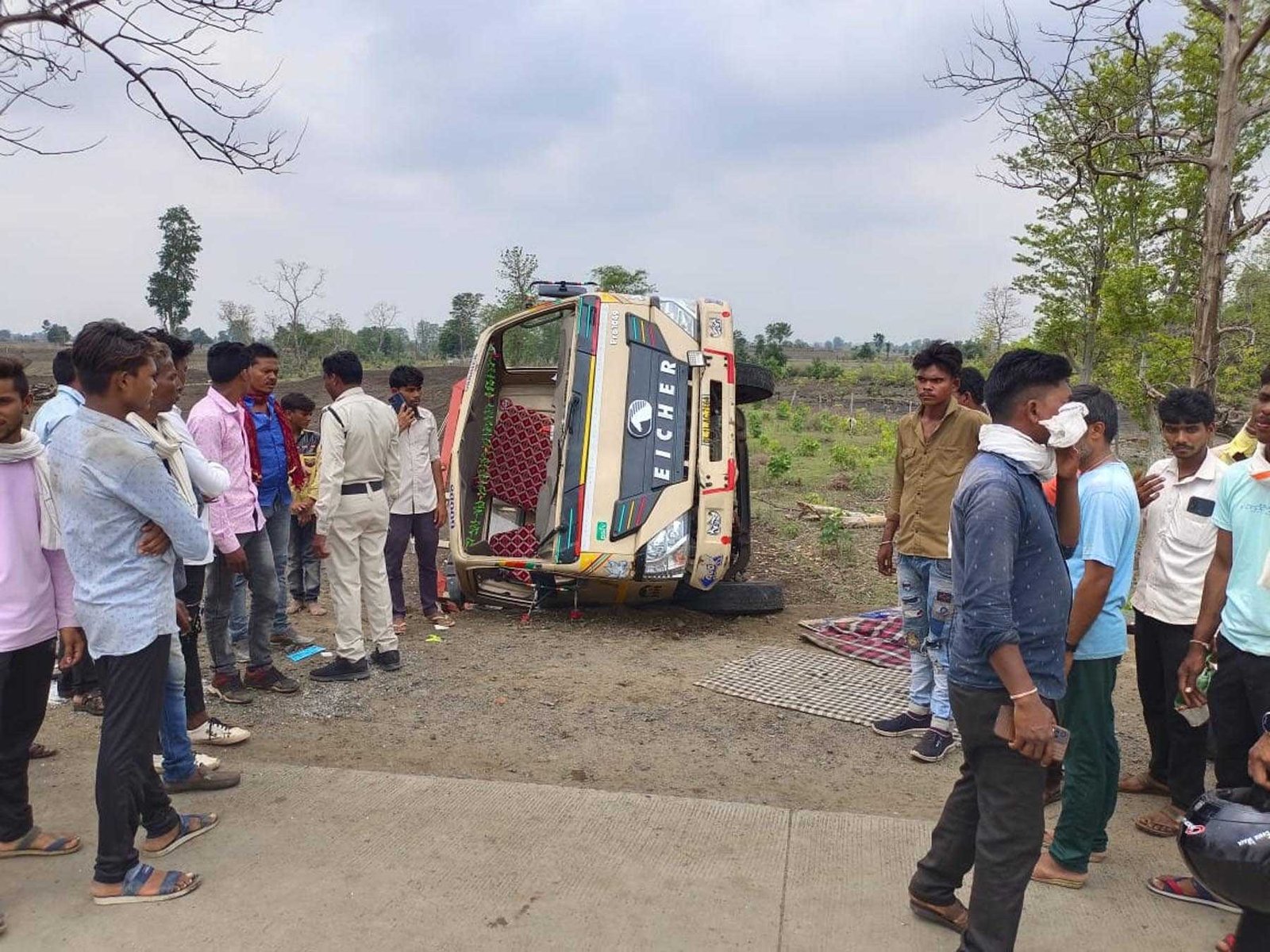 आयसर वाहन पलटा, दो दर्जन घायल, कोई हताहत नहीं