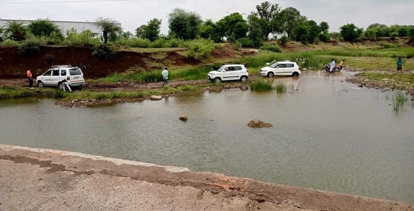 मुक्तिधाम पुलिया ने रोका दर्जनभर गांवों का रास्ता