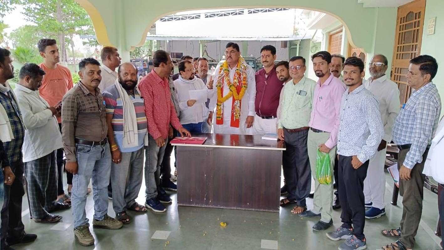 कर्मचारियों ने किया अनुरोध ….  17 सूत्रीय मांगो का क्षेत्रीय विधायक को दिया ज्ञापन