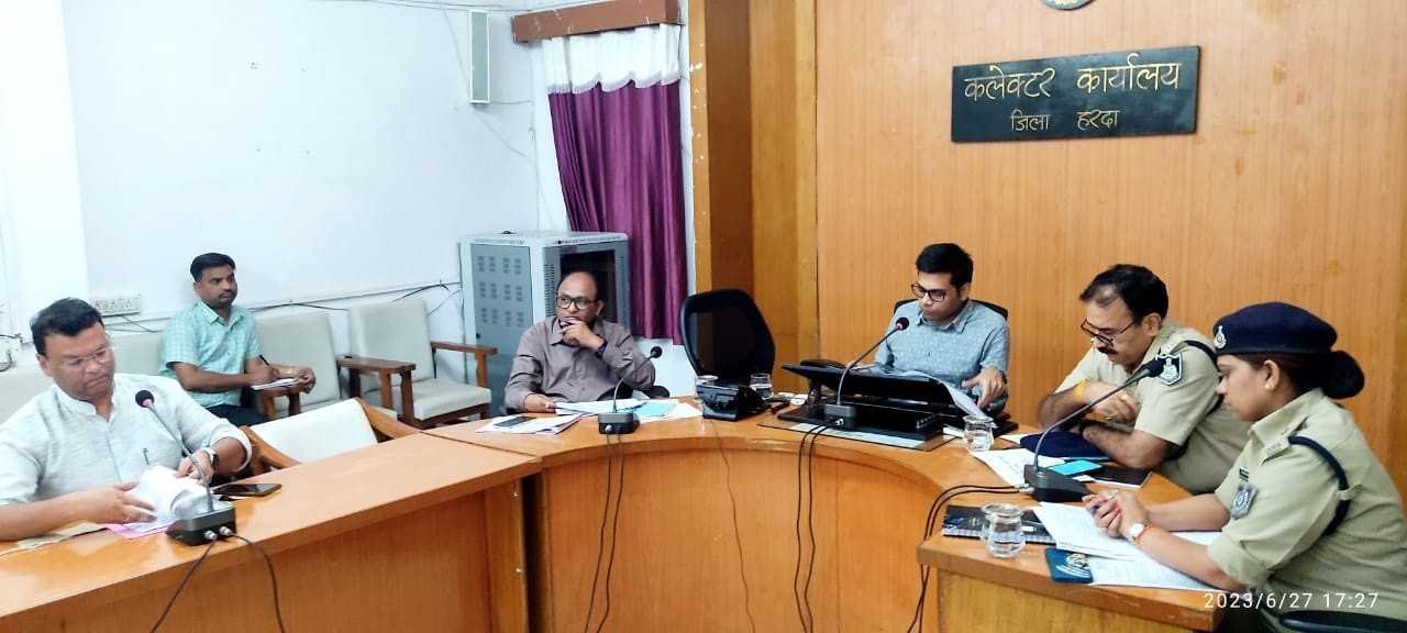 खनिज के अवैध उत्खनन, परिवहन पर प्रभावी ढंग से रोक लगाएं : कलेक्टर