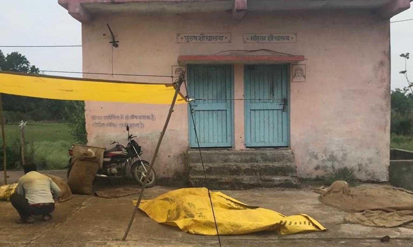 शौचालय पर लगा ताला, बाजार के दिन भी नहीं खुलता