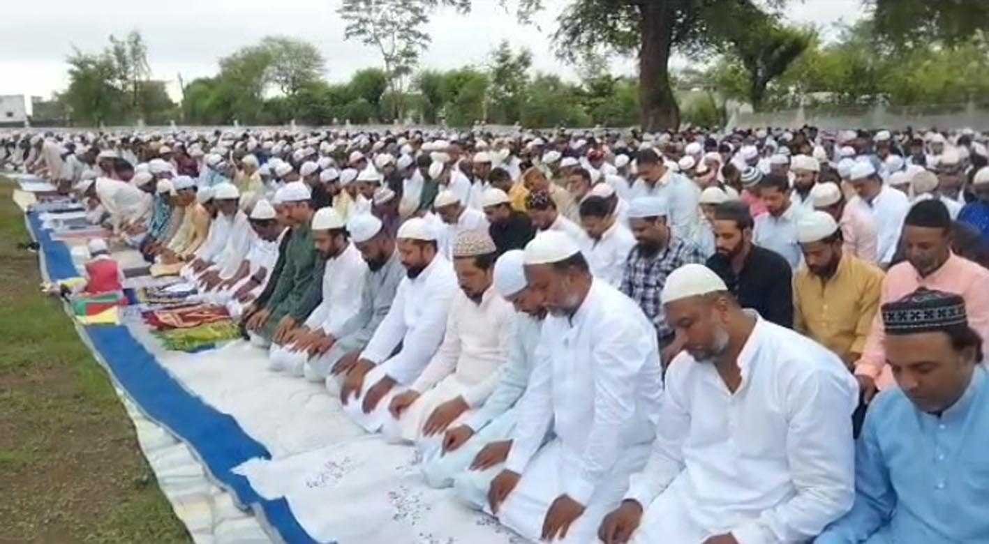 सलामती और तरक्की के लिए दुआओं में उठे हाथ