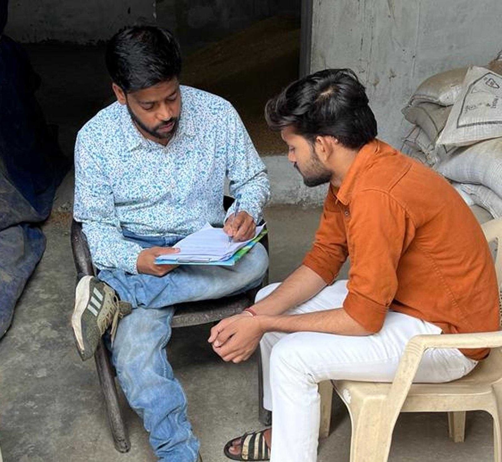 किसान की शिकायत के बाद अधिकारियों ने किया वेयर हाऊस का निरीक्षण