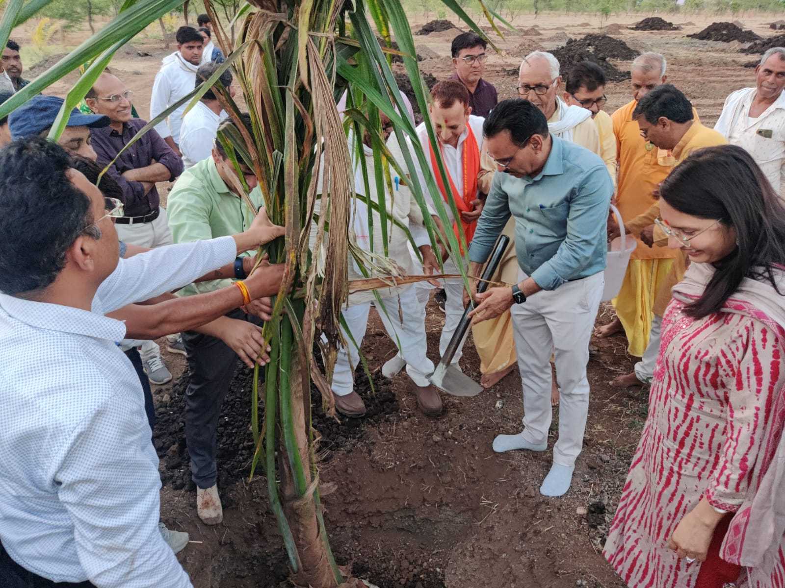 पर्यावरण दिवस के अवसर पर निधिवन में किया पौधारोपण