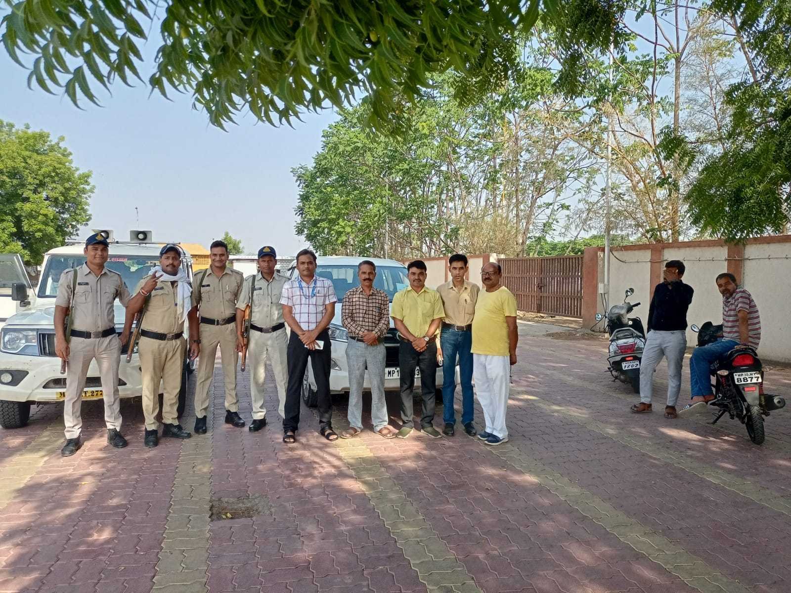 वीवीपैट लाने बैंगलुरु दल हुआ रवाना