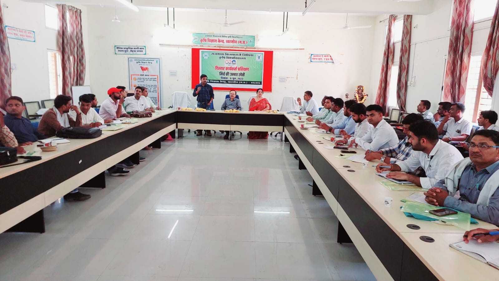 मिर्च के मूल्य संवर्द्धन और कीट प्रबंधन के गुर विभागीय अधिकारियों ने जाने