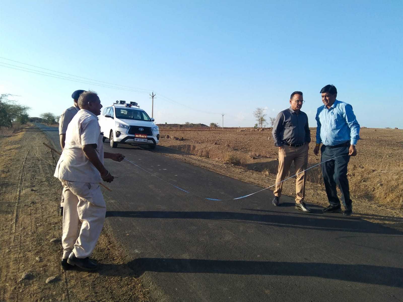 सड़क से गुजरते समय गाड़ी रोक कर कलेक्टर ने नापी रोड़