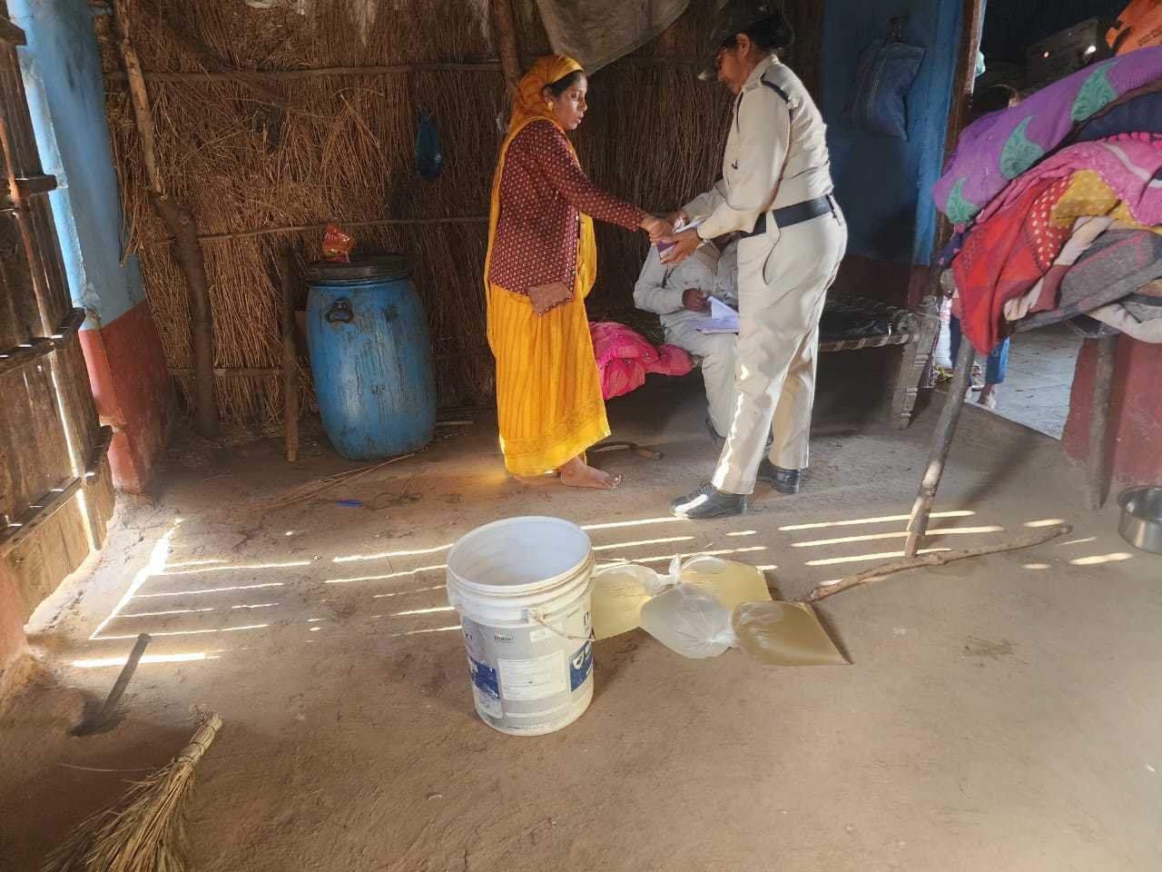 1 लाख 20 हजार रूपये की अवैध मदिरा जप्त, महूआ लहान किया नष्ट