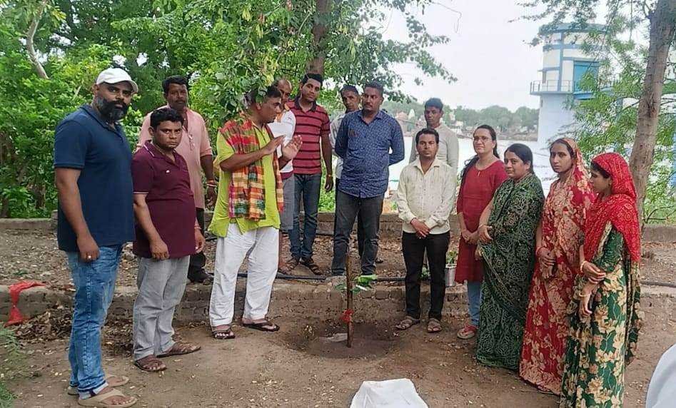 साइकिल से महेश्वर पहुंचे, प्रसिद्ध पर्यटन एक्सपर्ट रूपेश राय