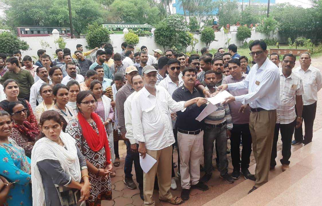 वेतन विसंगति सहित अन्य मांगों को लेकर मप्र पटवारी संघ ने सौंपा ज्ञापन