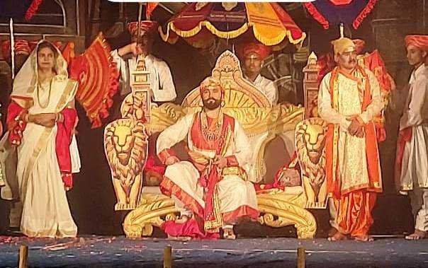 छत्रपति शिवाजी महाराज के जीवंत चित्रण देख मंत्रमुग्ध हुए दर्शक, 60 से अधिक कलाकारों ने दी प्रस्तुति