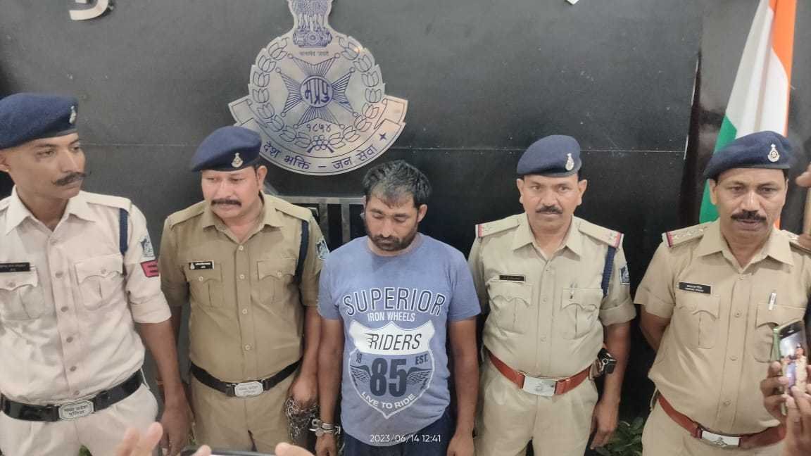 हत्या व डकैती करने वाला एक लाख का फरारी बदमाश धराया, पुलिस को मिली सफलता