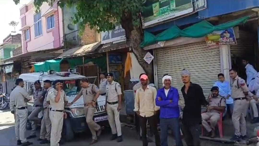 मुस्लिम युवक की प्रताड़ना से तंग आकर महिला ने पिया एसिड, हुई मौत, हिंदू संगठन ने किया थाने पर प्रदर्शन