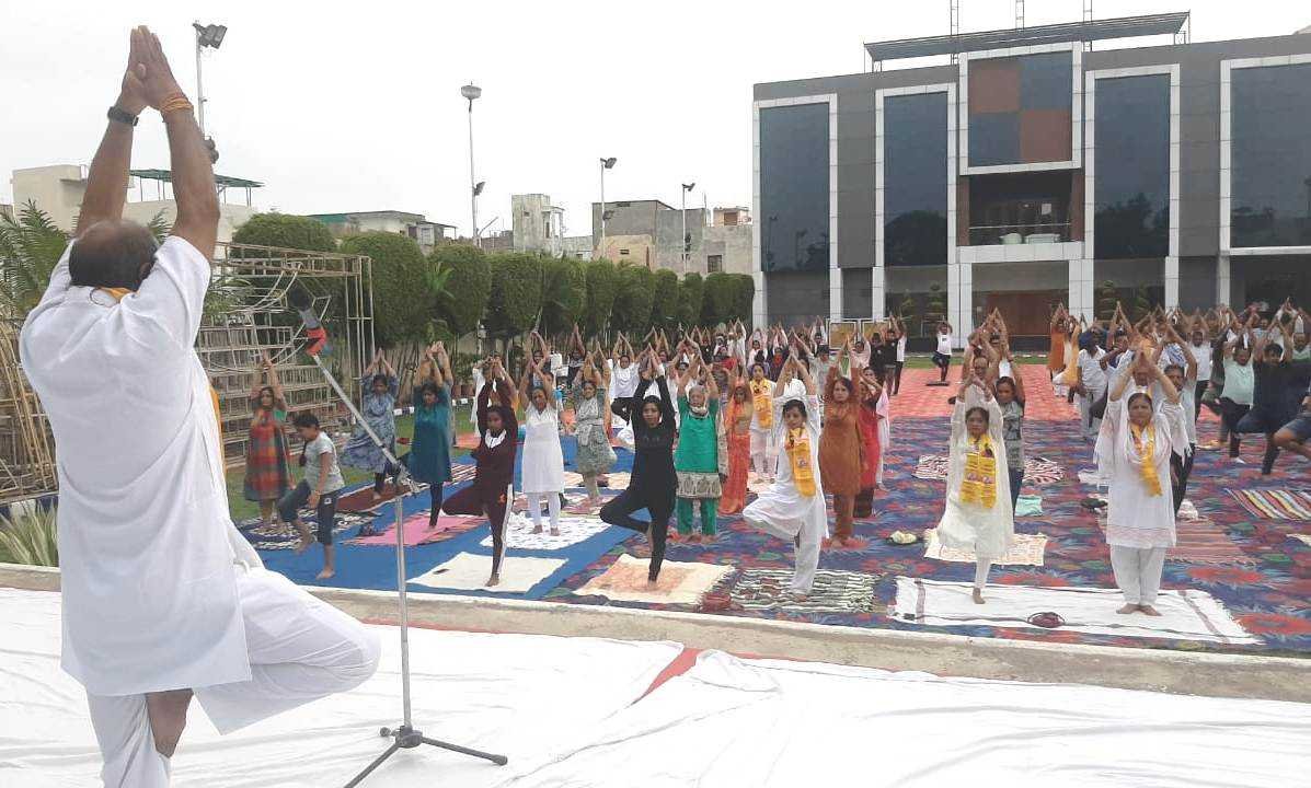 पतंजलि परिवार द्वारा एक साथ दस स्थानों पर कराया गया योग