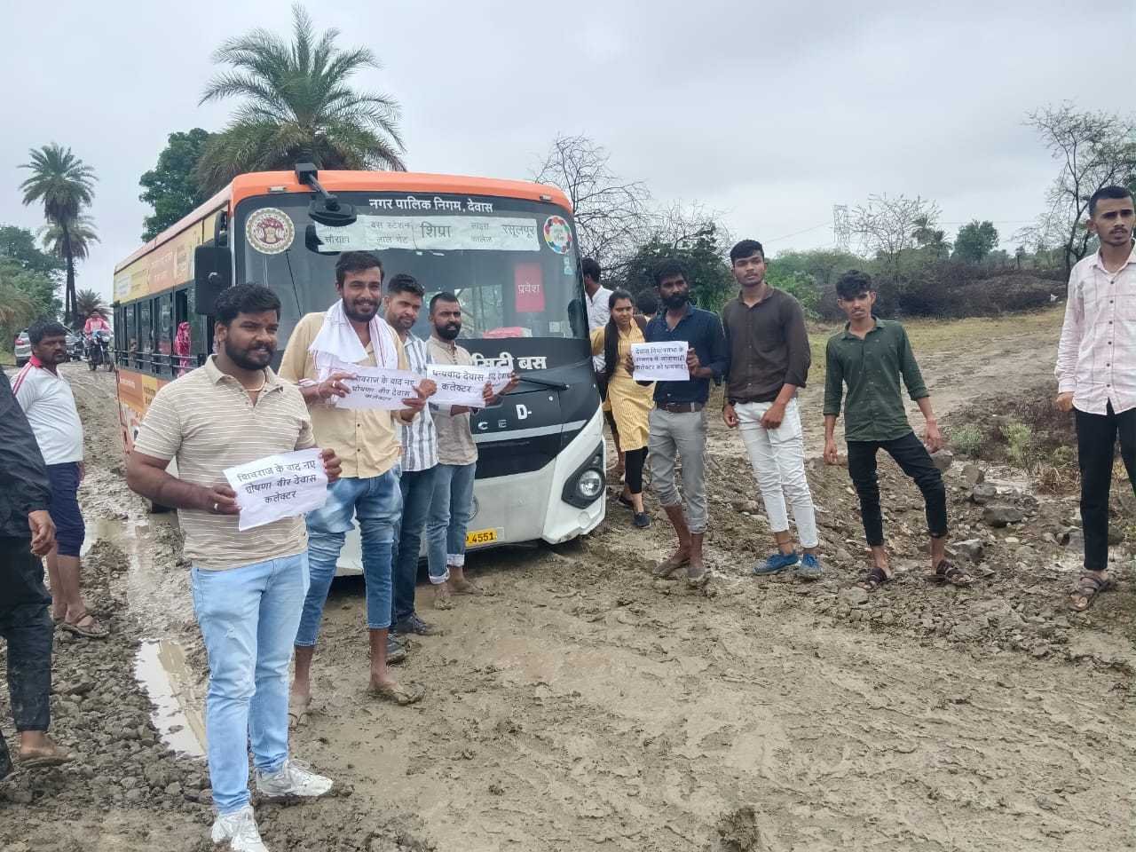 पहली बारिश में मुसीबत, रोड पर फूल बरसाकर एनएसयूआई कार्यकर्ता ने किया विरोध प्रदर्शन