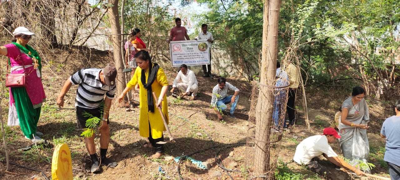 माता टेकरी पर पौधारोपण कर लिया रक्षा का संकल्प