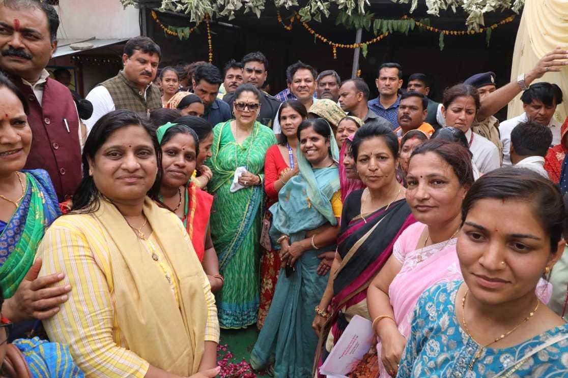 जिले की प्रभारी मंत्री श्रीमती सिंधिया ने कन्नौद में लाड़ली बहनों के घर पहुँच कर दिए मुख्यमंत्री लाड़ली बहना योजना के स्वीकृति-पत्र