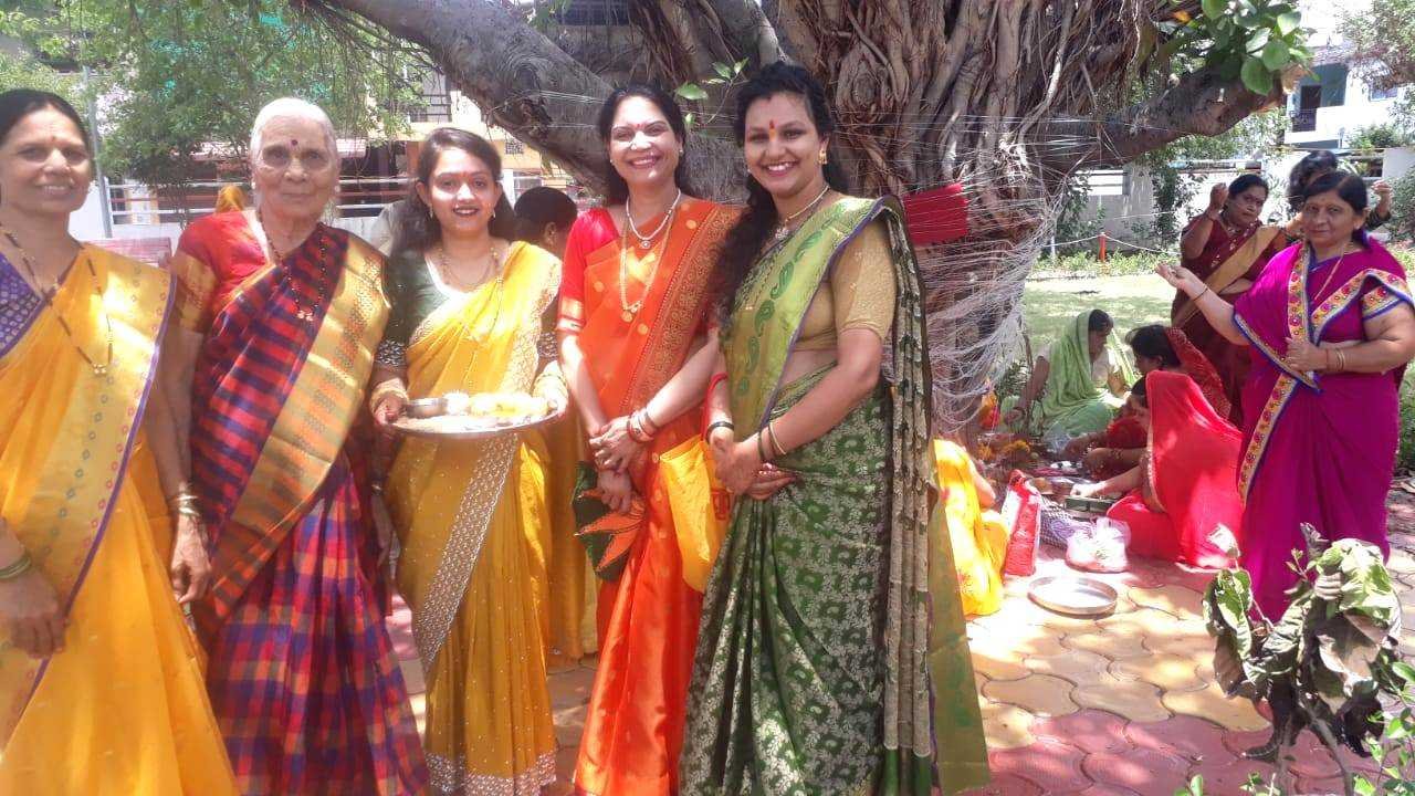 वट पूर्णिमा पर महिलाओं ने व्रत रख की वट वृक्ष की पूजा, गणेश मंदिर पर लगा रहा तांता