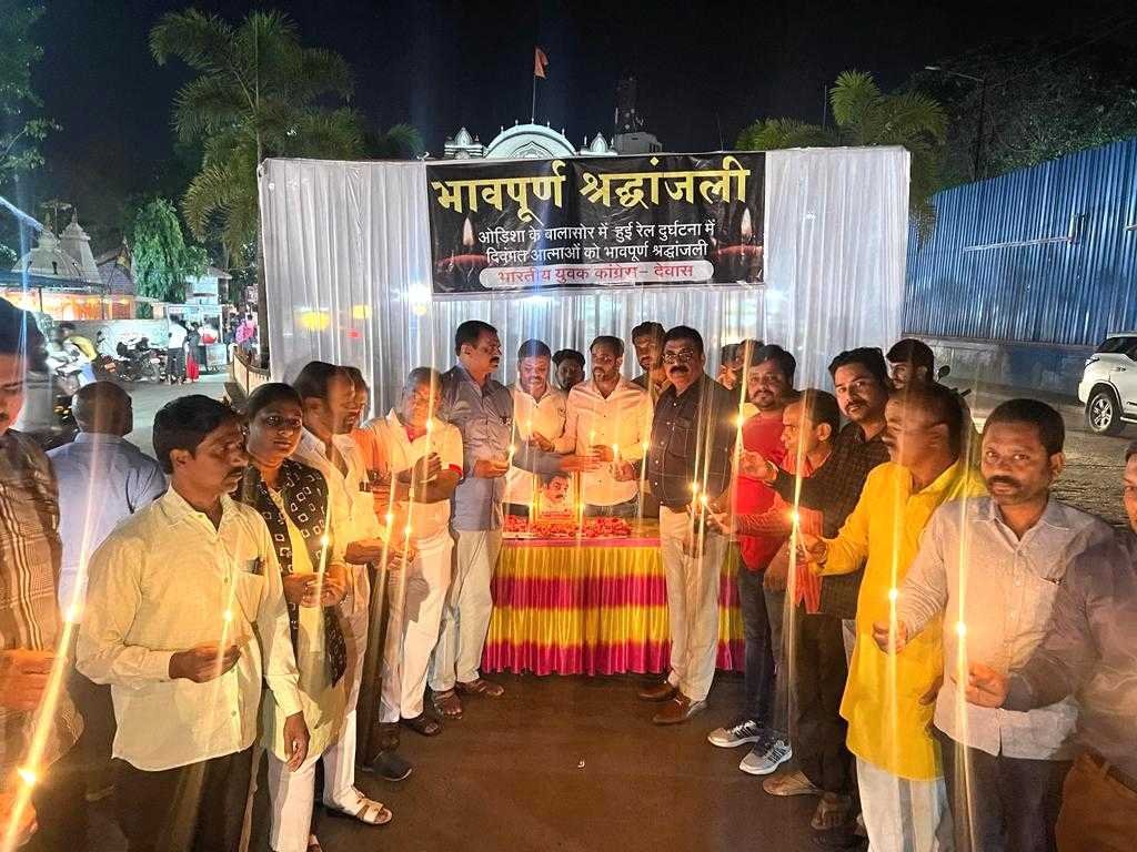 रेल दुर्घटना के मृतकों को युवक कांग्रेस ने कैण्डल जलाकर दी श्रद्धांजलि