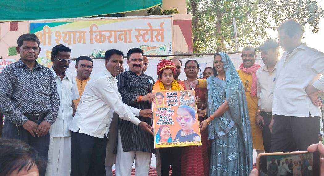 स्वर्ण पदक विजेता मानवी बैरागी को अमोना में किया सम्मानित