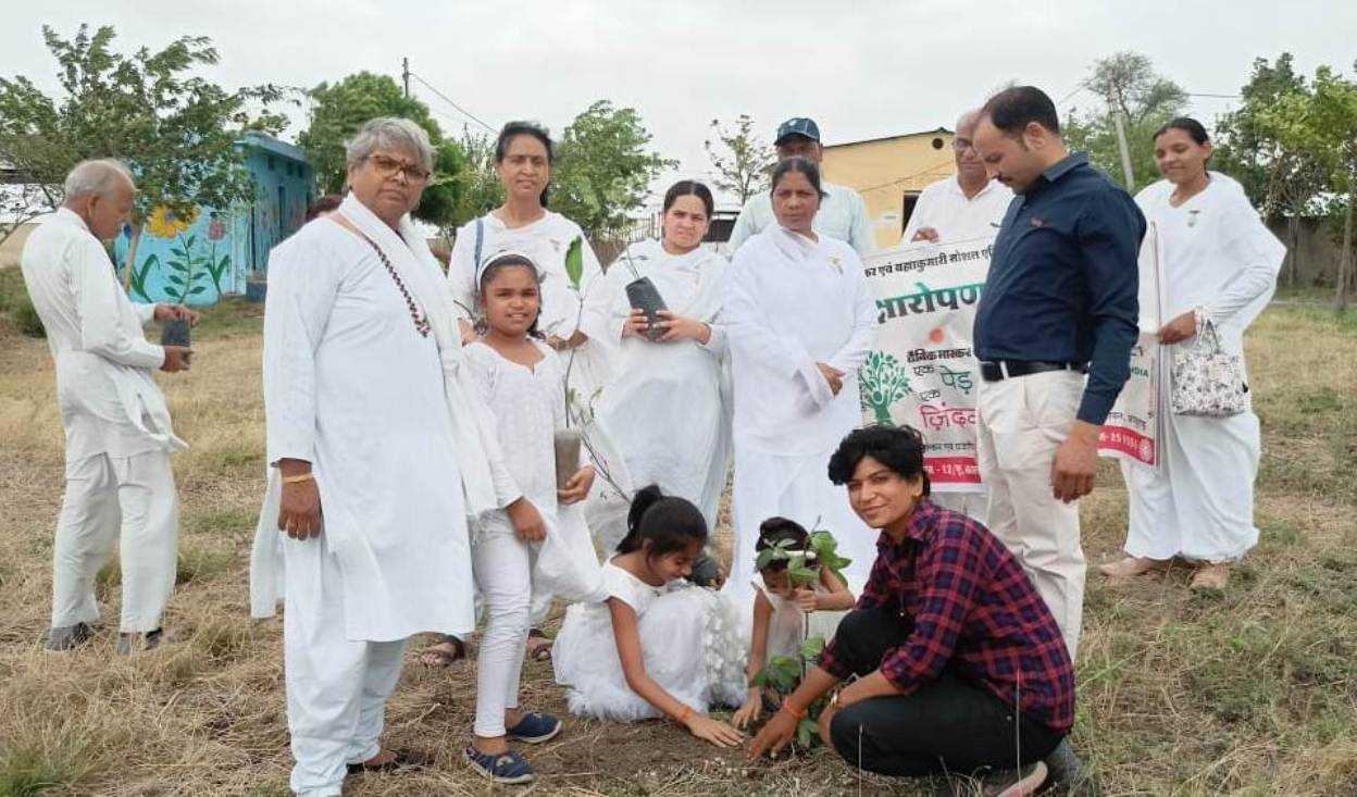 मुक्तिधाम में 21 पौधो का किया रोपण, चहुंओर हरियाली का लिया संकल्प