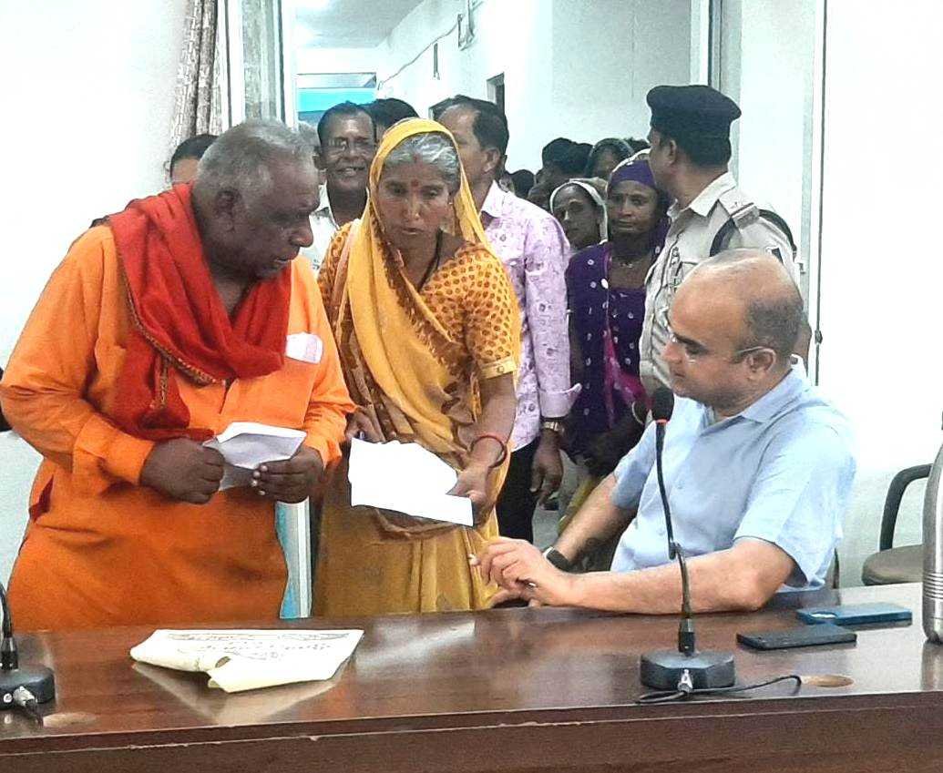 गोगादेव मंदिर की जमीन के कब्जे की शिकायत पुलिस महानिदेशक से की