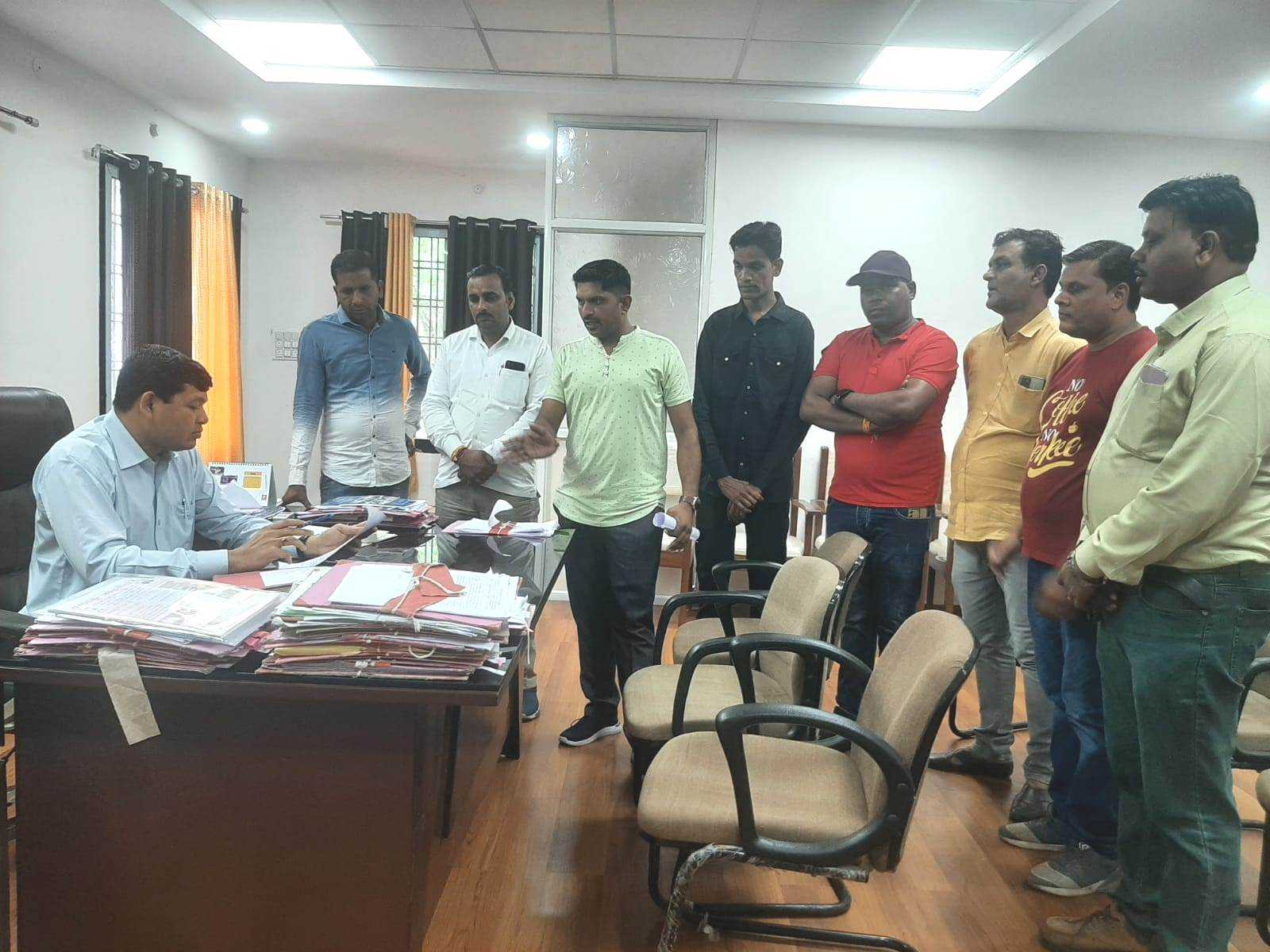 भौंरासा नगर परिषद के पार्षद पहुंचे कलेक्ट्रेट, परिषद के अधिकारी द्वारा बरती जा रही लापरवाही