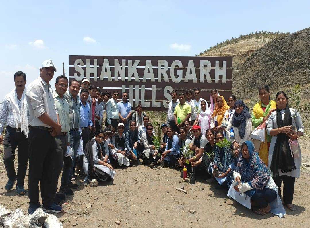शंकरगढ़ पहाड़ी पर छात्र अध्यापकों ने किया 500 पौधों का रोपण
