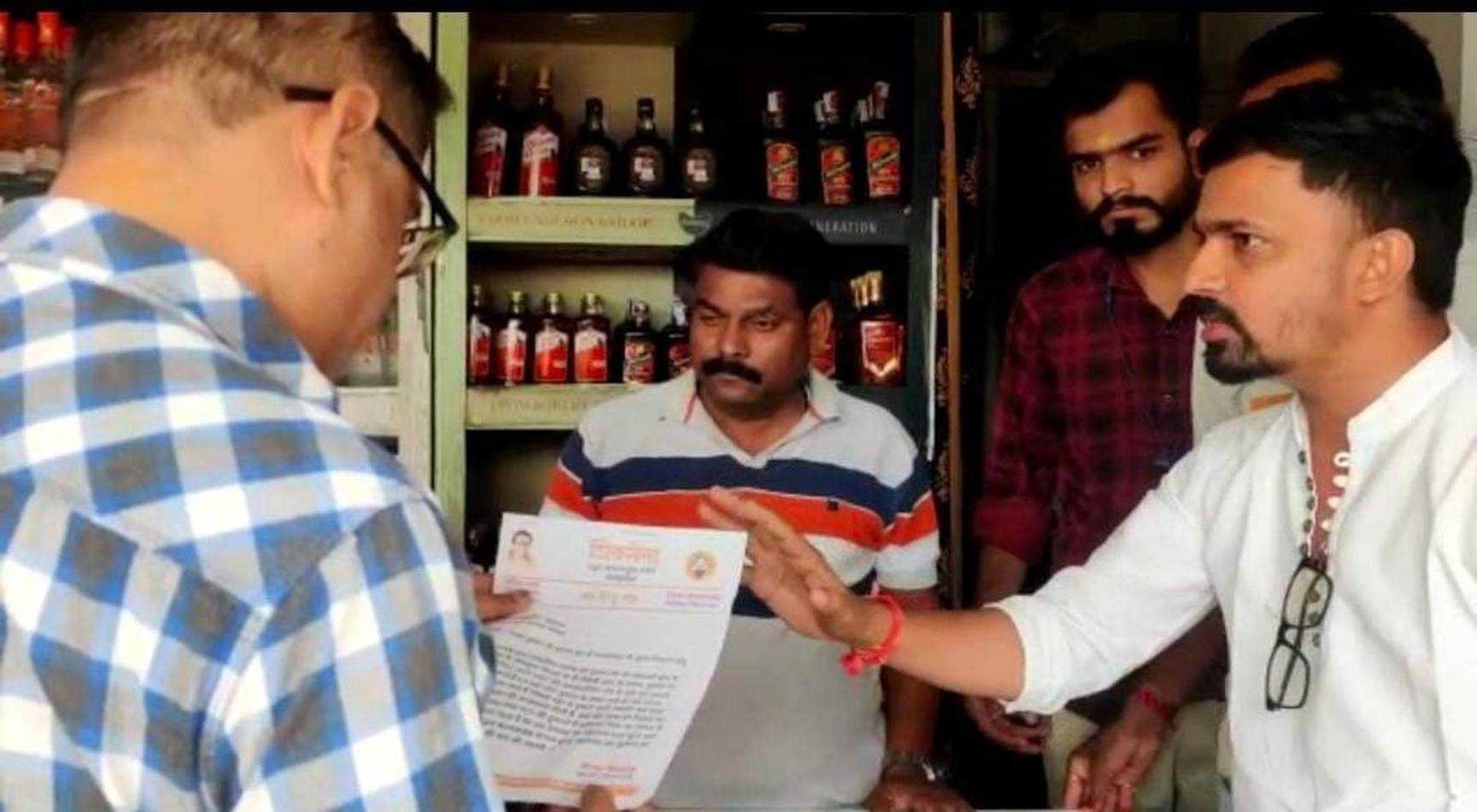 शराब की दुकान से परेशान इटावा के रहवासी