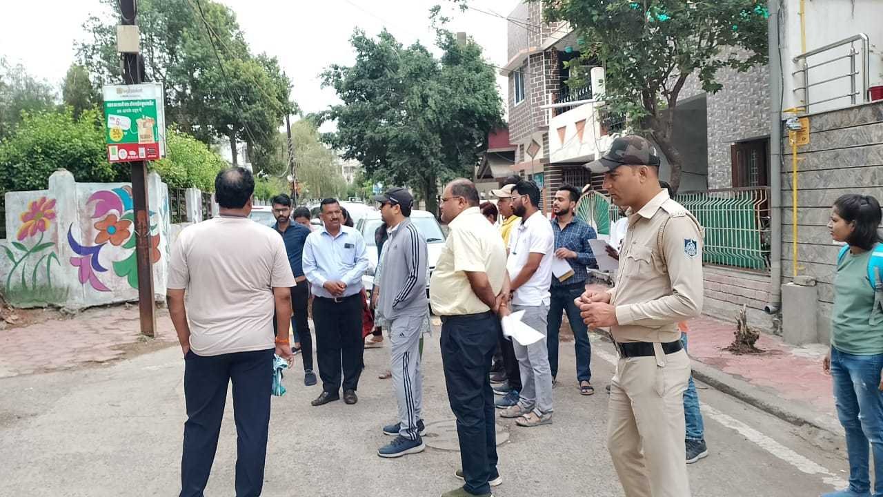 आयुक्त द्वारा वार्ड 24, 25, 26 के क्षेत्रो मे सफाई कार्याे का औचक निरीक्षण