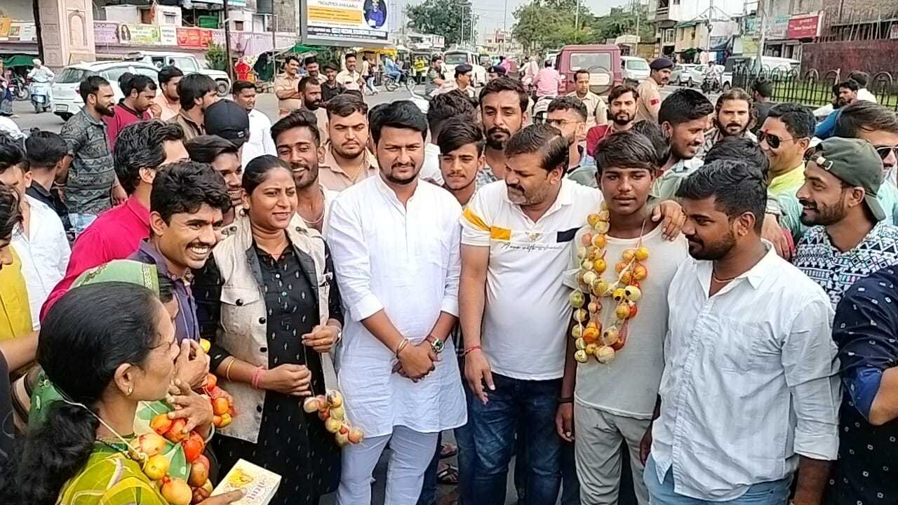 टमाटर की माला पहनाकर किया महंगाई का अनोखा विरोध