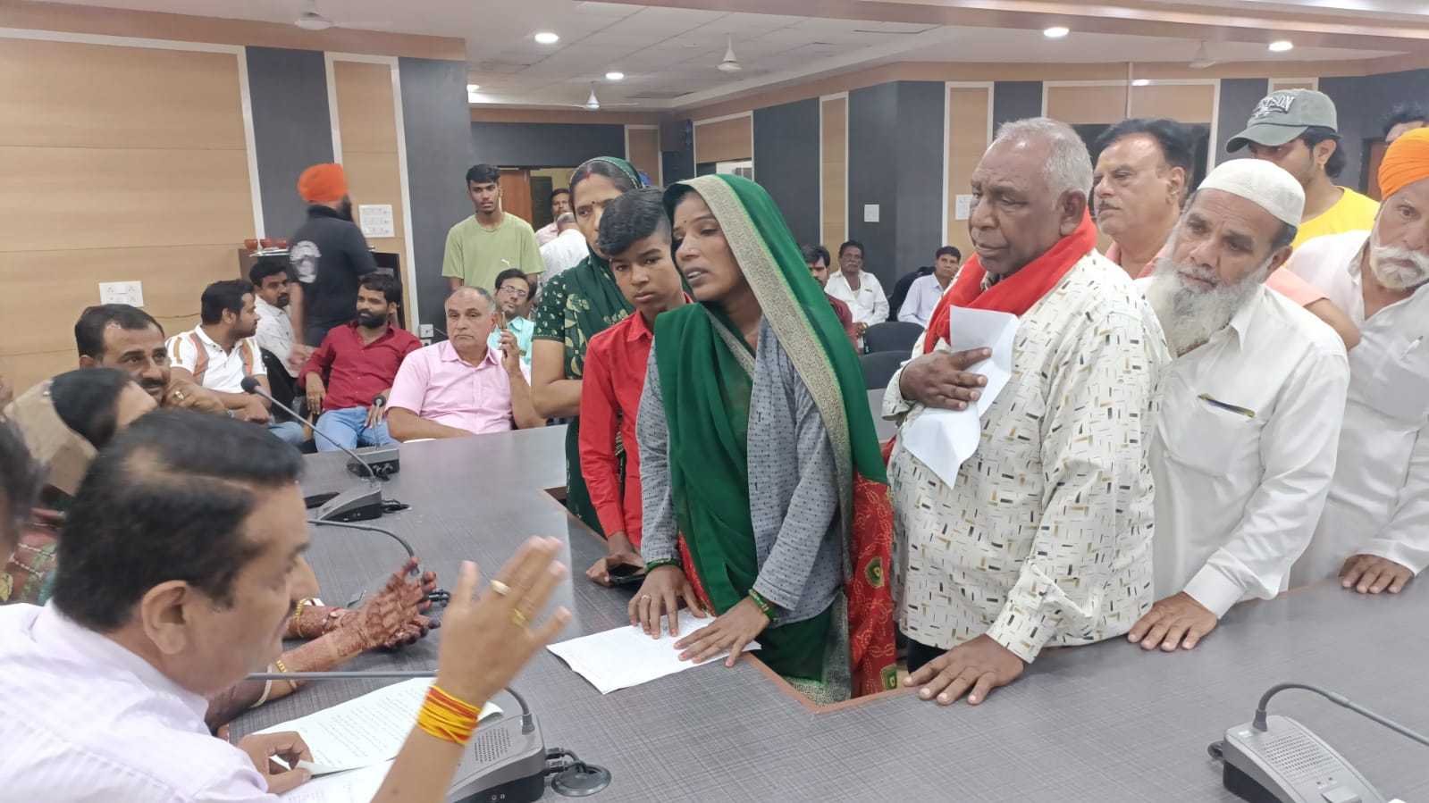 निगम का सफाई कर्मचारी पहुंचा महापौर जनसुनवाई में, चक्कर लगाने के बाद भी नही मिल रही पीएफ राशि