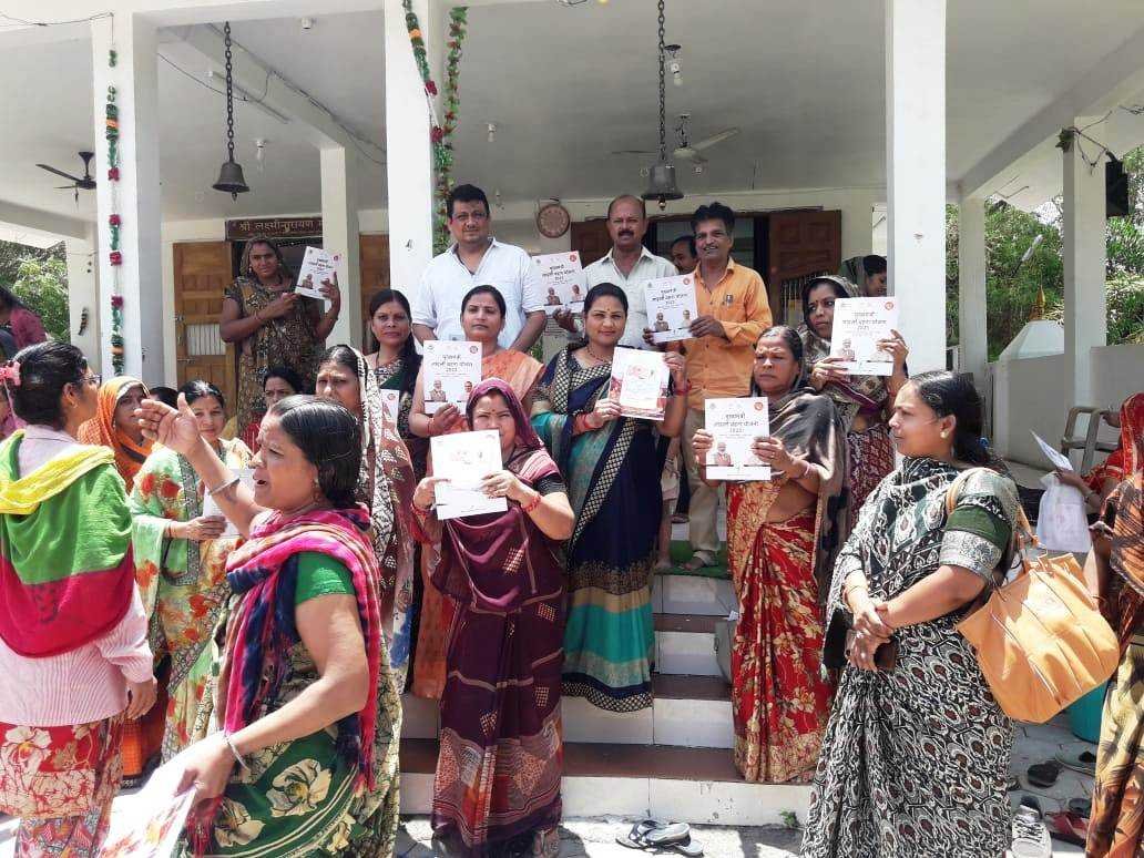वार्ड 9 में लाड़ली बहना योजना के स्वीकृति प्रमाण पत्र वितरण किए