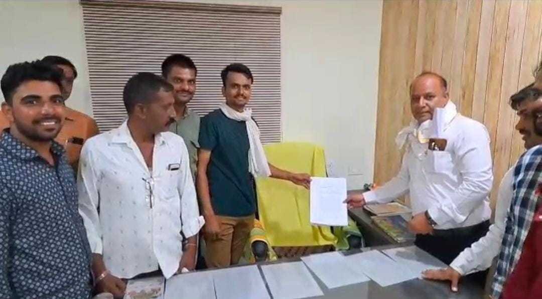 पार्षद की खाली कुर्सी को सौंपा ज्ञापन, वार्ड 16 के सैकड़ों रहवासी समस्या को लेकर पहुंचे नगर निगम