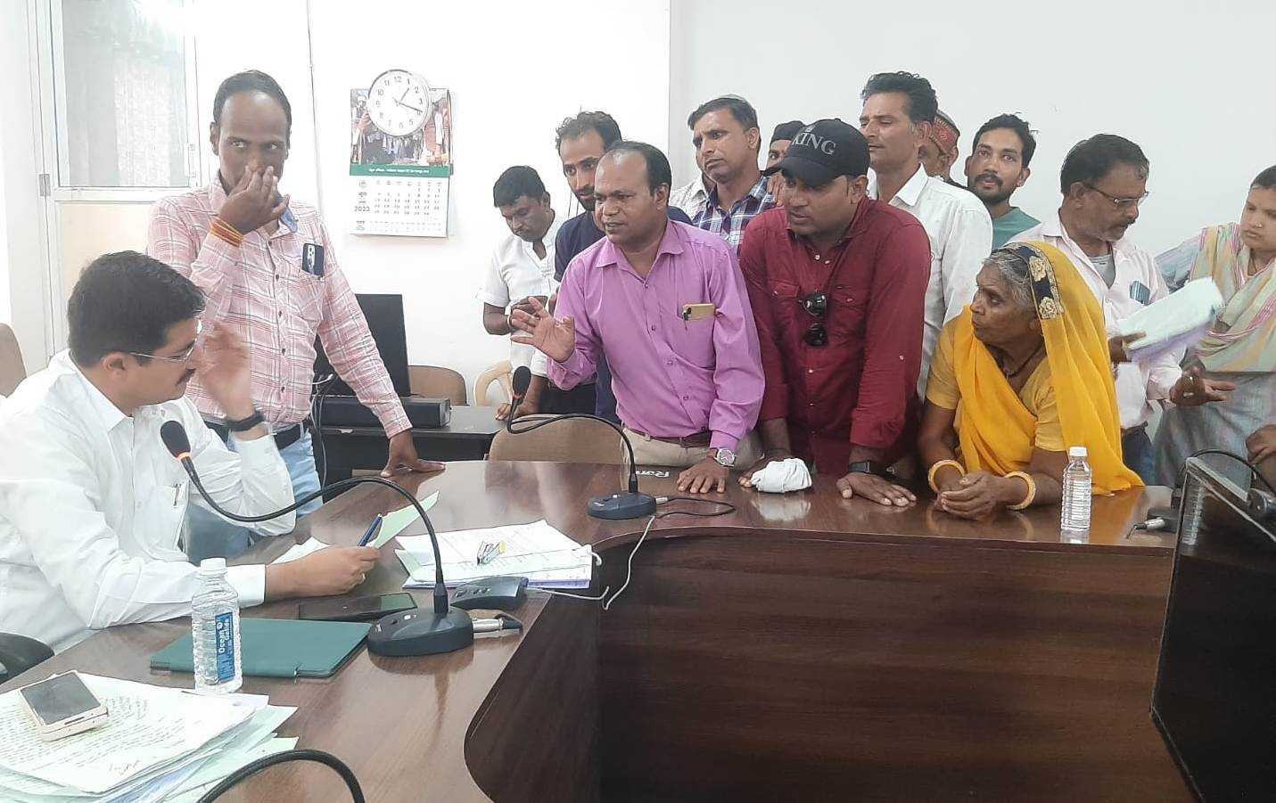 मोबाइल नेटवर्क नही होने से परेशान ग्रामीण, जनसुनवाई में दिया आवेदन
