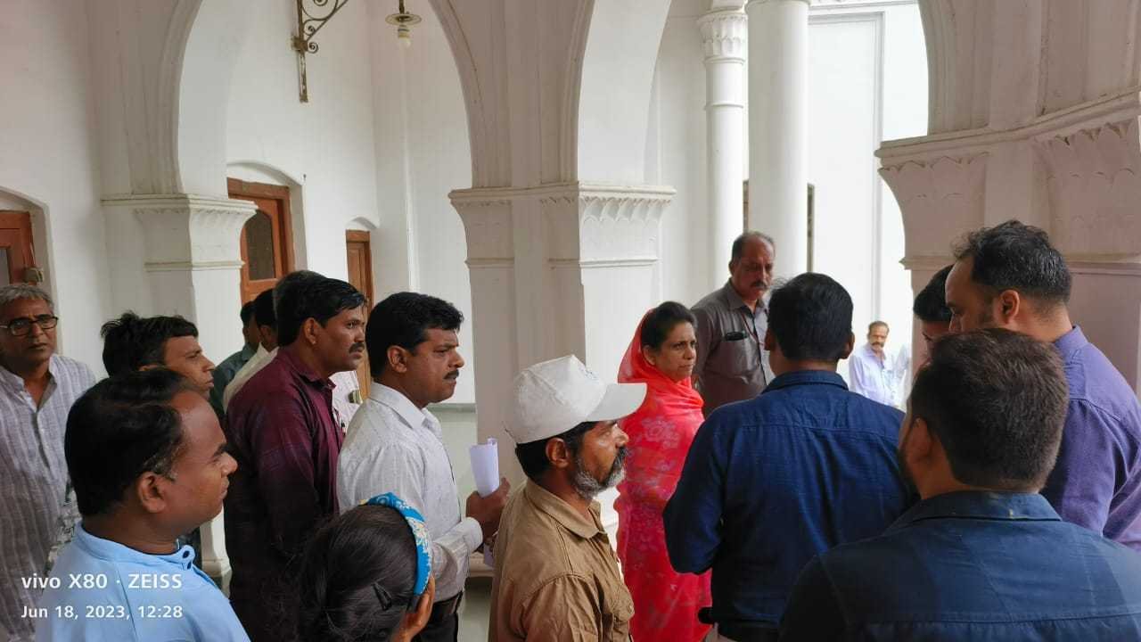 विधायक के पास पहुंचे ग्राम मेंढकी के रहवासी, 11केवी लाइन कार्य रुकवाने को लेकर दिया आवेदन