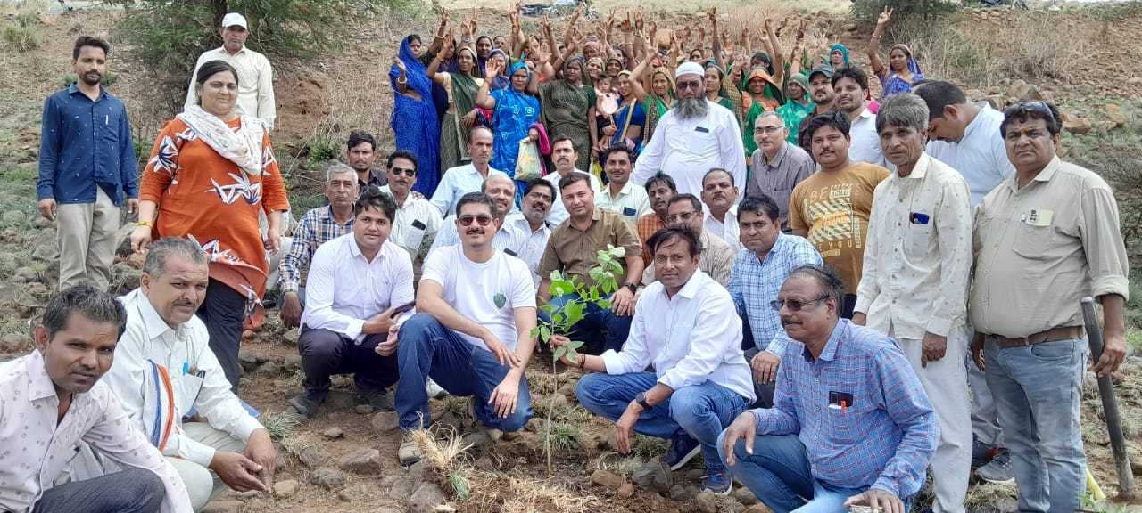शंकरगढ पहाडी पर कलेक्टर ने स्व सहायता समूह की महिलाओं और स्कूली बच्चों के साथ किया पौधा रोपण