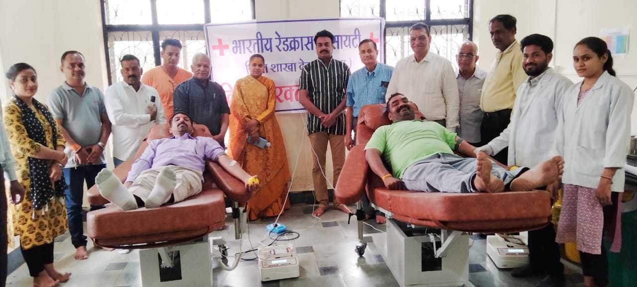 शिविर में संस्था उमेश्वर जागृति फाउंडेशन के सदस्यों ने किया रक्तदान