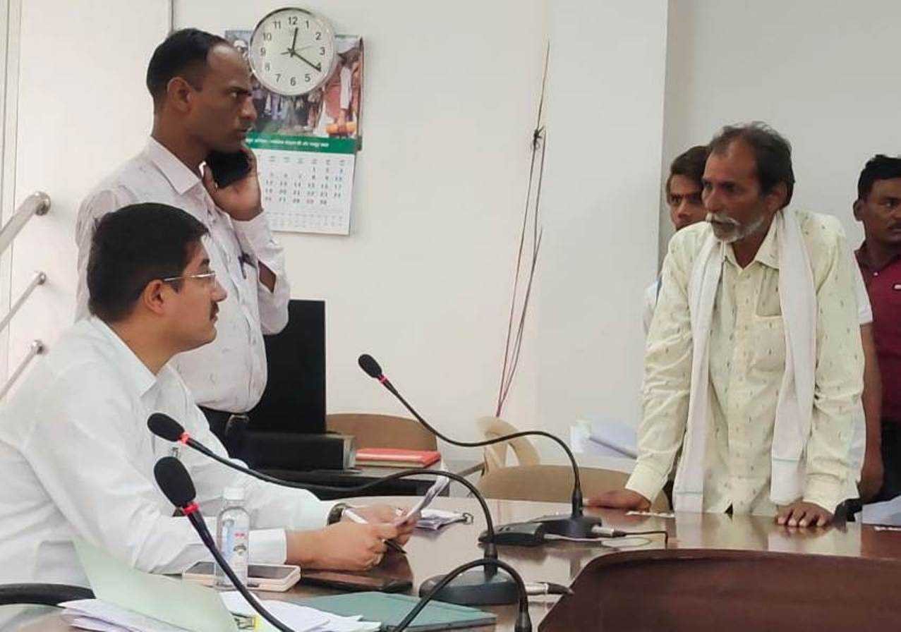 भाई खेत नही जोतने दे रहा, पीडि़त किसान ने कलेक्टर को दिया आवेदन