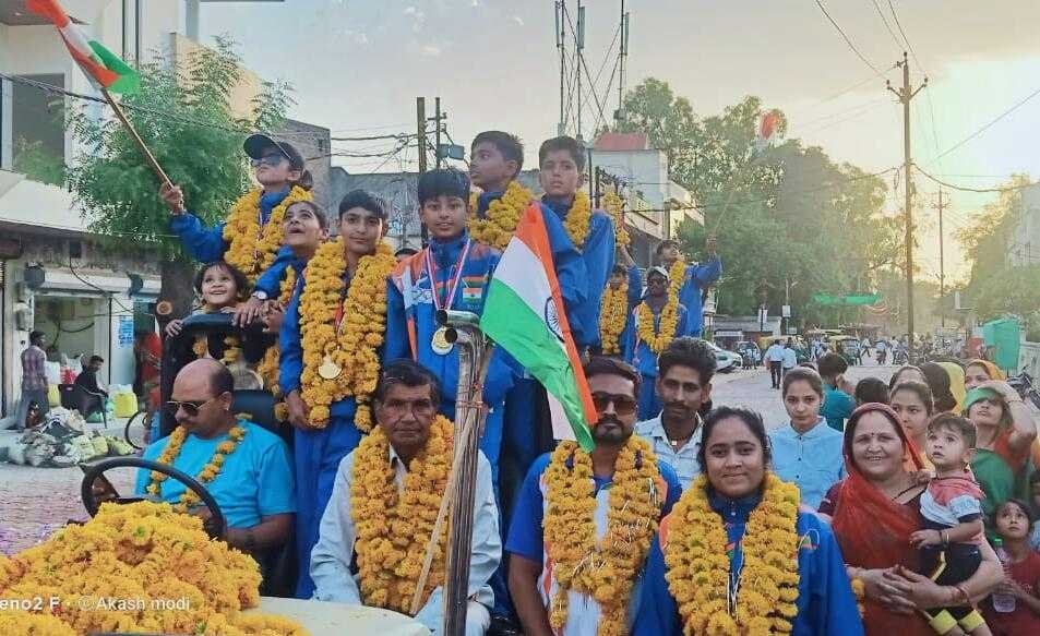 नेपाल में वॉलीवाल स्केटिंग में जीता स्वर्ण पदकर, बालगढ़ में जुलूस निकाल सभी खिलाडिय़ों का किया स्वागत