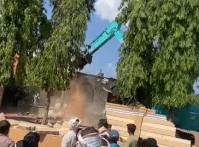 सतवास के ग्राम गोला गोठान में हुई घटना के आरोपियों के घरों पर चलाया बुलडोजर