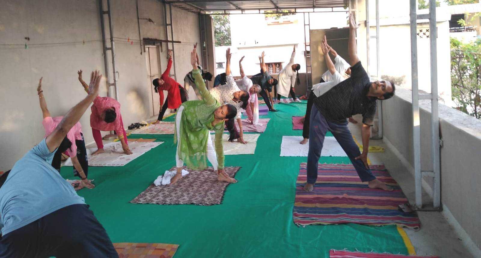 विश्व योग दिवस के पूर्व हो रहा योग शिविर, बड़ी संख्या में आमजन ले रहे हिस्सा