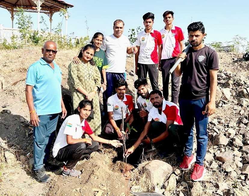 मैराथन में प्रथम, द्वितीय एवं तृतीय स्थान प्राप्त करने खुशी पौधारोपण कर मनाई