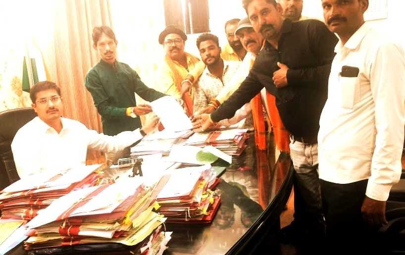 विद्युत मण्डल एवं विद्यालय आने के लिए डेढ़़ किमी घूमकर आना पड़ता है, आए दिन होती है दुर्घटनाएं